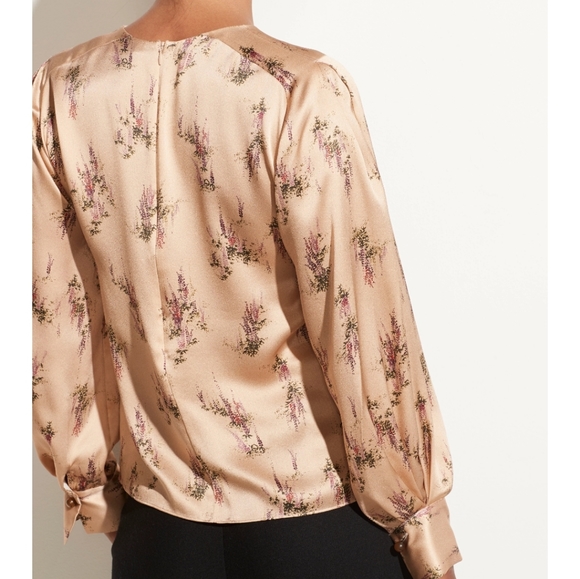 VINCE Wisteria Floral Silk Blouse Size M Medium Cream Tan Beige - Picture 8 of 8